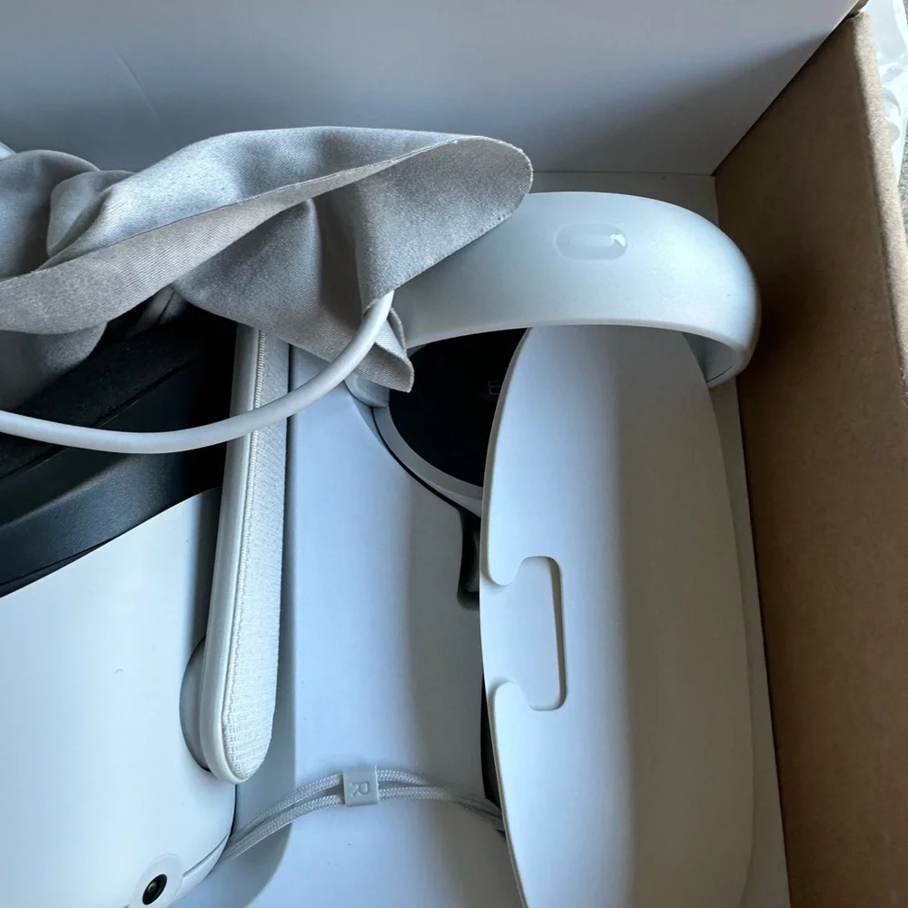 Meta Quest 2 advanced all in 1. Virtual reality headset. 128GB